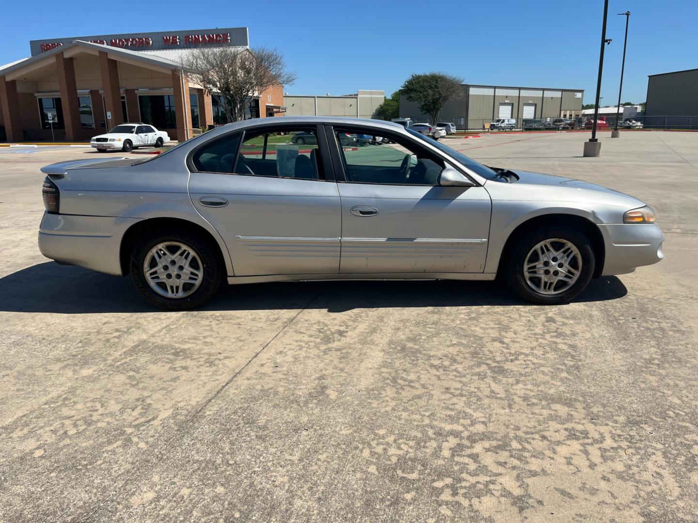 2005 SILVER /gray Pontiac Bonneville SE (1G2HX52K45U) with an 3.8L V6 OHV 12V engine, 4-Speed Automatic Overdrive transmission, located at 14700 Tomball Parkway 249, Houston, TX, 77086, (281) 444-2200, 29.928619, -95.504074 - Photo#7